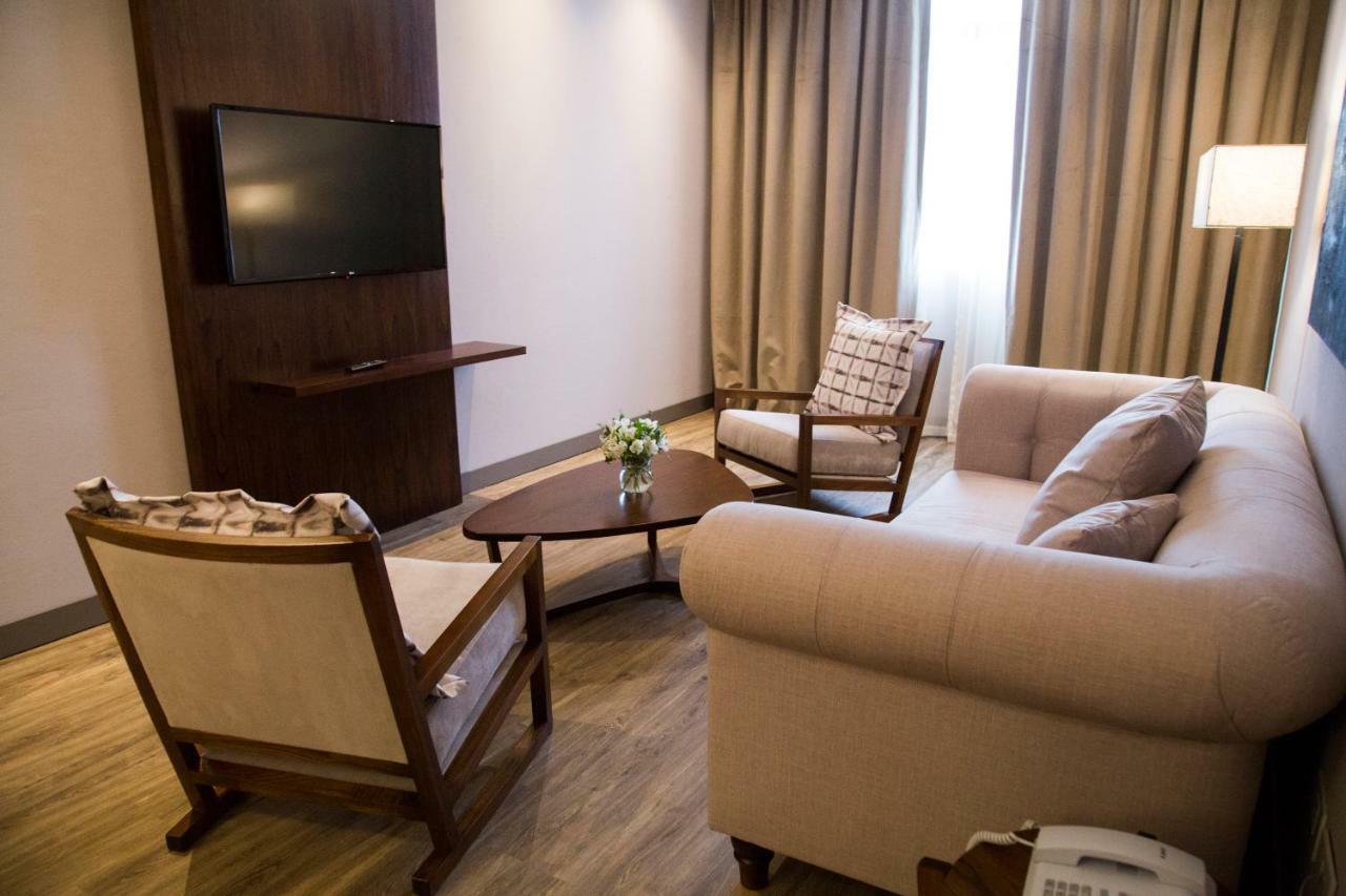 Hotel Land Plaza La Plata Bagian luar foto